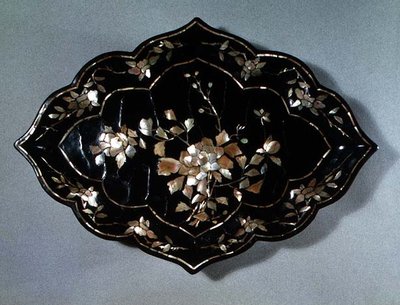 Bandeja lobada com desenho floral, (laca com incrustações de madrepérola) de Korean School